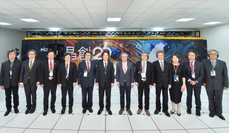 賴清德總統與貴賓於晶創26超級電腦前合影